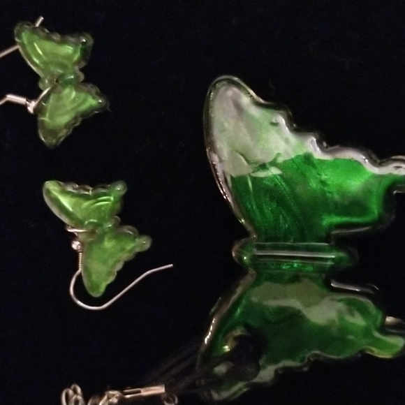 - 🦋Gorgeous new handcrafted glass butterfly necklace and earring set🌸 - Picture 6 of 8